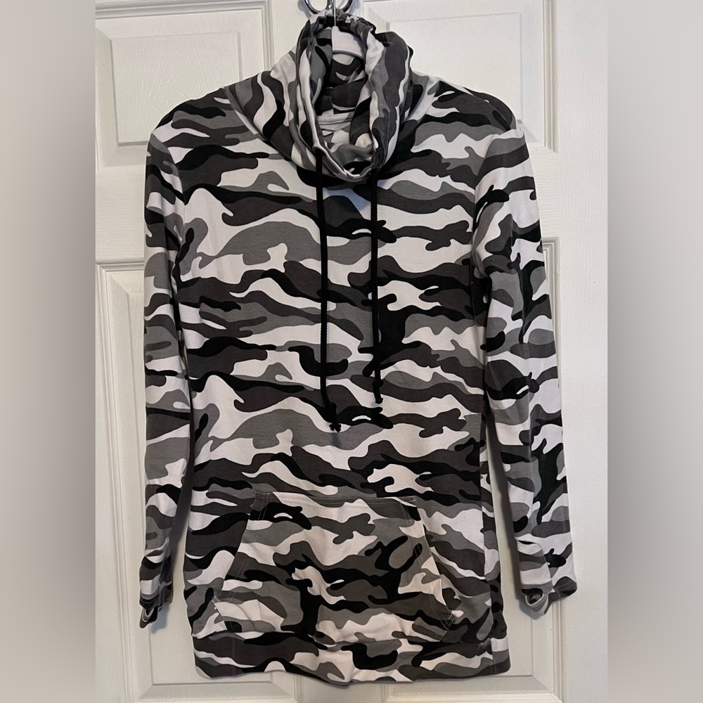 Lily & Lottie Black And White Camo Cowl Neck Medium